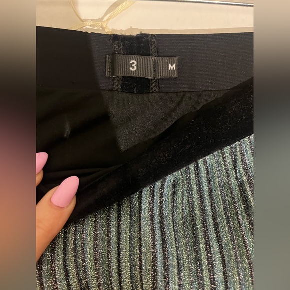 Long blue shimmer skirt with elastic waistband and black underskirt - Picture 4 of 6